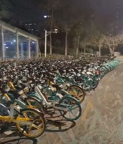 南京一地鐵口被大量共享單車堵死是怎么回事